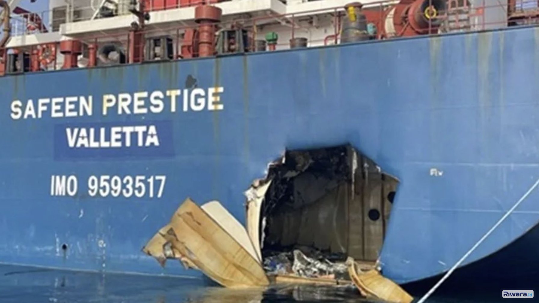 Kapal pengangkut kontainer Safeen Prestige yang berlubang di bagian buritan ini kabarnya berkaitan dengan insiden tug boat Musaffah 2 yang meledak dan tenggelam di Selat Hormuz.